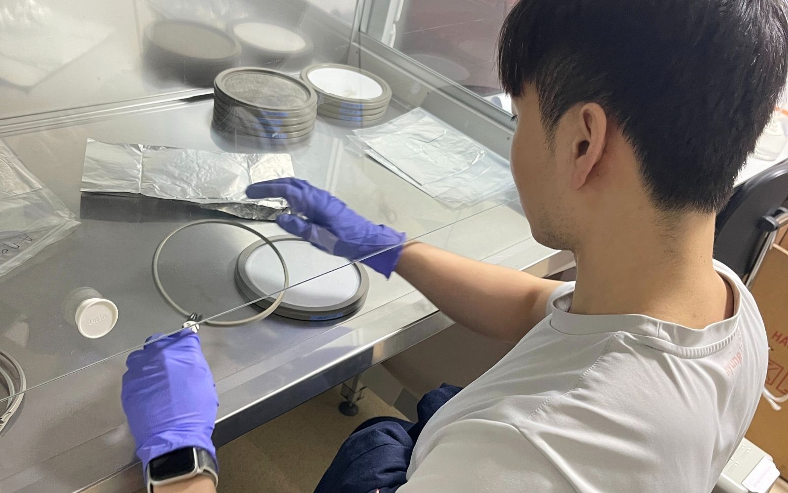 kişi, şahıs, iç mekan, giyim, tıbbi cihazlar içeren bir resim

Açıklama otomatik olarak oluşturuldu