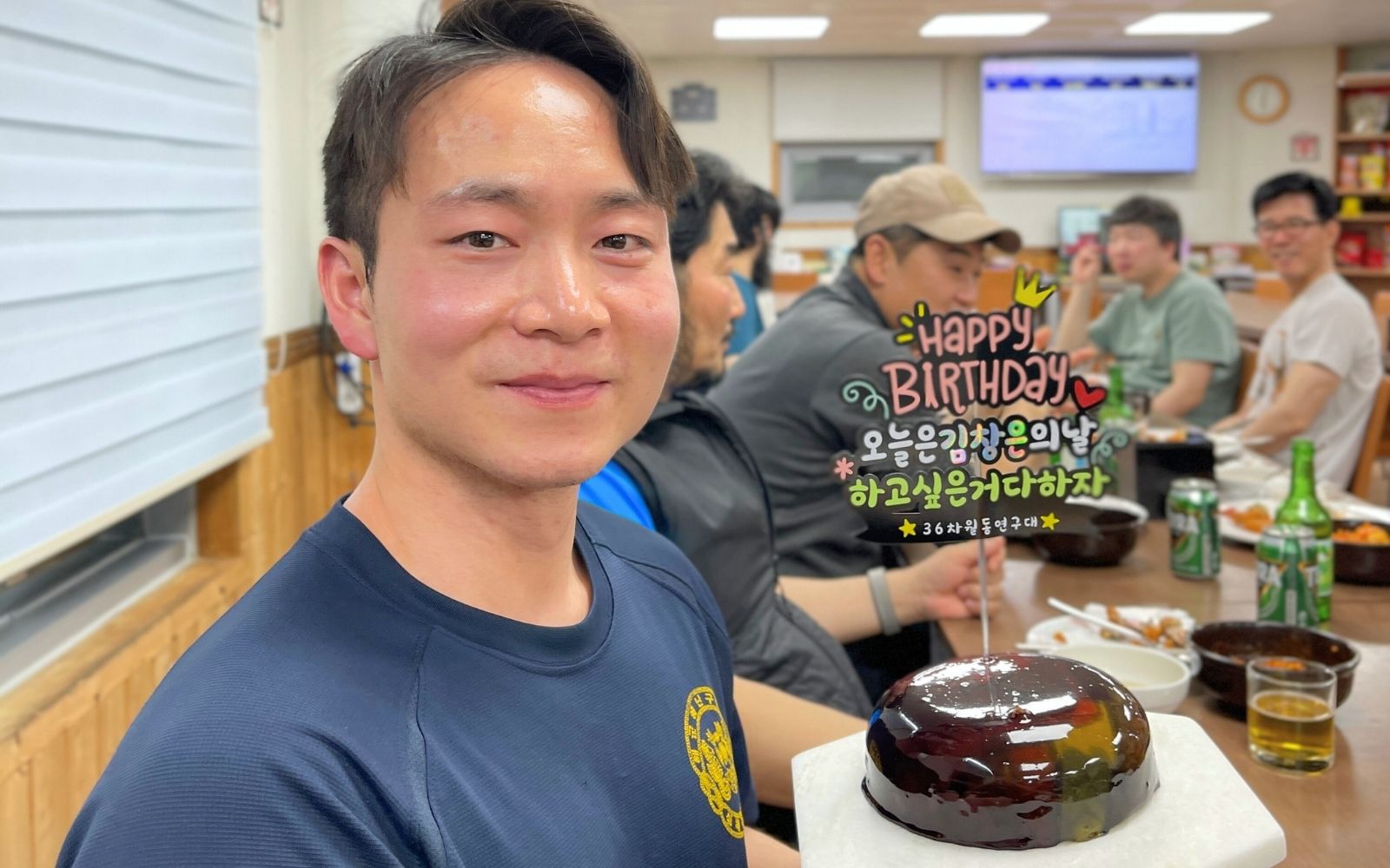 kişi, şahıs, insan yüzü, giyim, duvar içeren bir resim

Açıklama otomatik olarak oluşturuldu