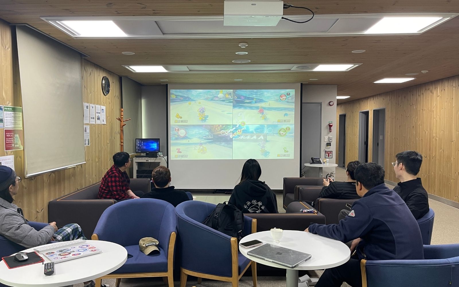 iç mekan, mobilya, sandalye, giyim içeren bir resim

Açıklama otomatik olarak oluşturuldu