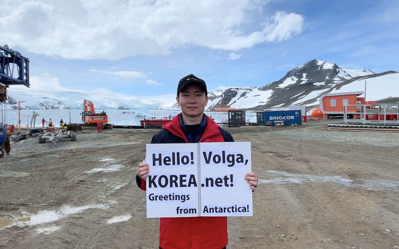 dış mekan, gökyüzü, kişi, şahıs, işaret içeren bir resim

Açıklama otomatik olarak oluşturuldu