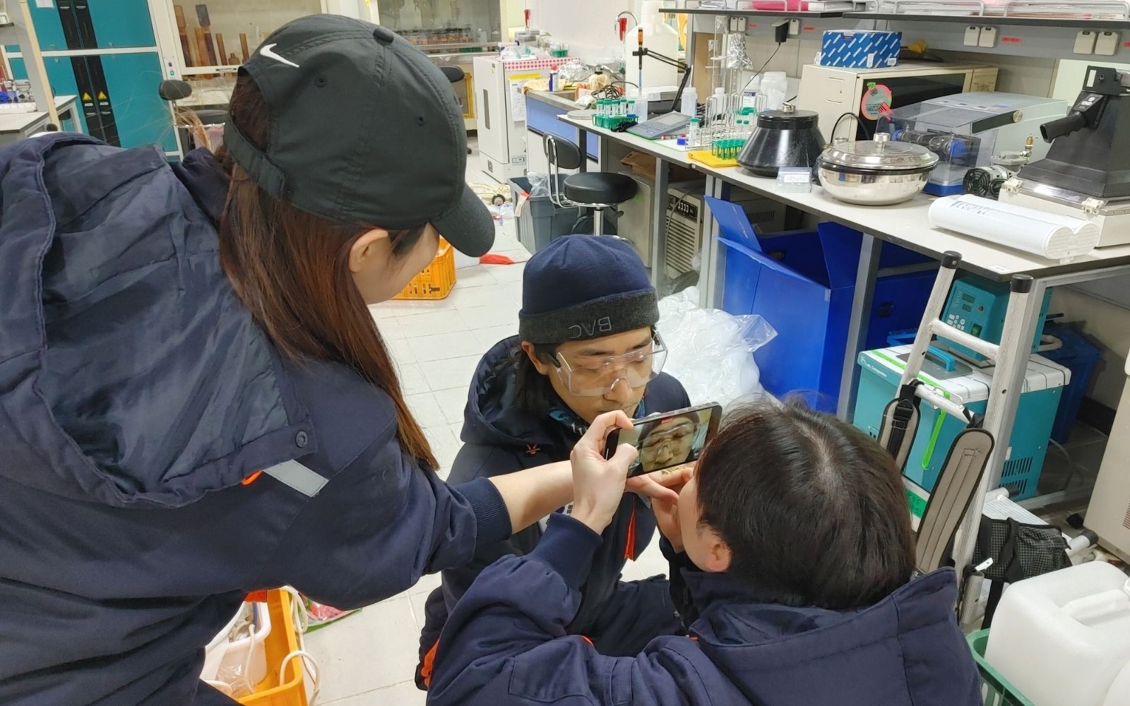 giyim, kişi, şahıs, iç mekan, insan yüzü içeren bir resim

Açıklama otomatik olarak oluşturuldu