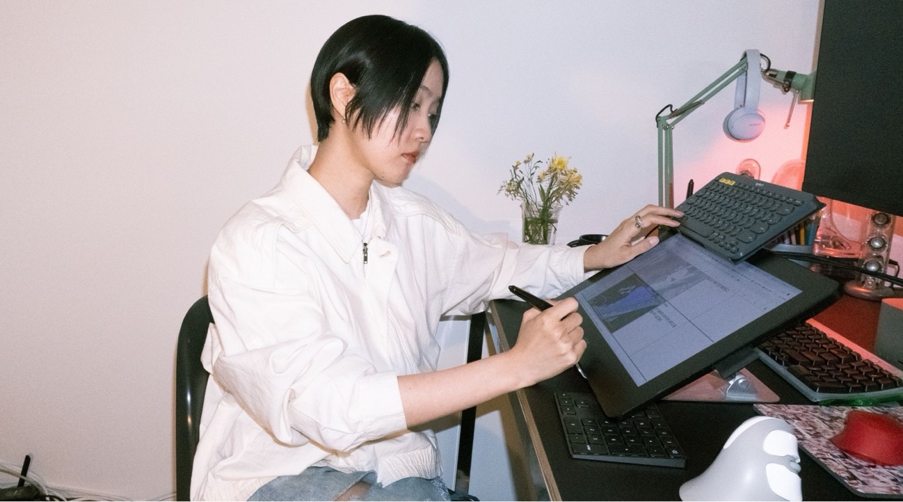 kişi, şahıs, duvar, giyim, iç mekan içeren bir resim
Yapay zeka tarafından oluşturulmuş içerik yanlış olabilir.