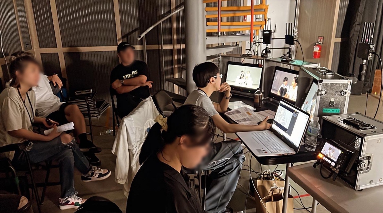 iç mekan, giyim, kişi, şahıs, bilgisayar içeren bir resim
Yapay zeka tarafından oluşturulmuş içerik yanlış olabilir.