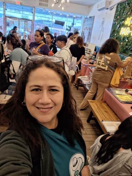 A person taking a selfie in a restaurant

AI-generated content may be incorrect.