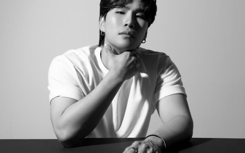 Imagen en blanco y negro de un joven con los brazos cruzados

El contenido generado por IA puede ser incorrecto.